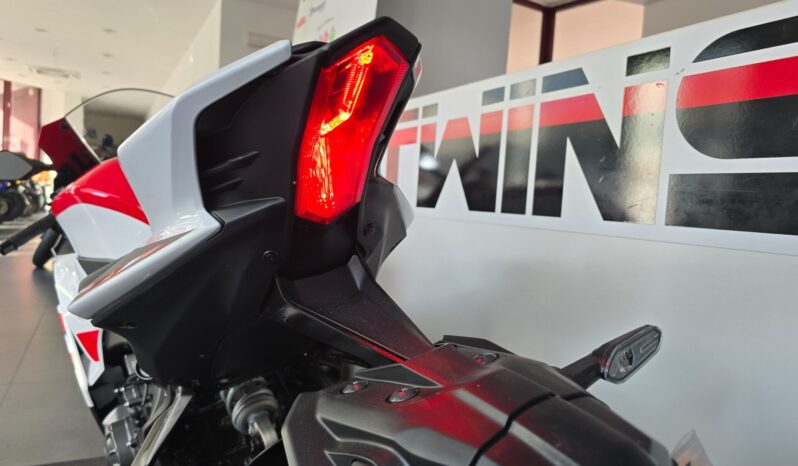 
								Yamaha YZF R9 70th Anniversary _ Permutiamo full									
